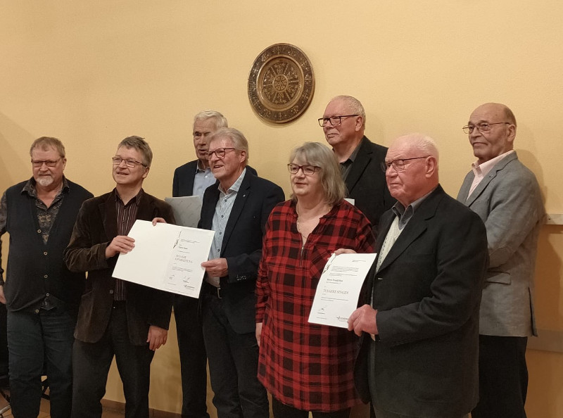 Von links nach rechts: Klaus Busch (Sprecher des MGV-Vorstands, Thomas J. Scheike (Kreis-Chorleiter), Werner Marx (geehrt für 65 Jahre Singen), Günter Stauer (geehrt für 50 Jahre Chorleitung), Sigrid Schmitt (Vorstandsmitglied des Kreis-Chorverbandes), Herbert Deeg (geehrt für 25 Jahre Singen), Friedel Poss (geehrt für 70 Jahre Singen), Walter Velten (geehrt für 70 Jahre Singen).