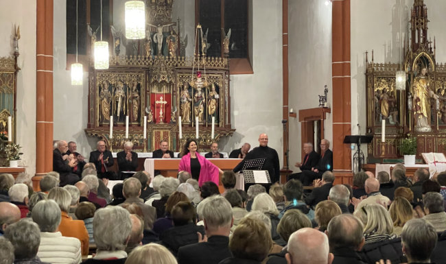 Sabine Vinke, Sopran, und Johannes Hautz, Bariton und Chorleiter der beiden Chöre.