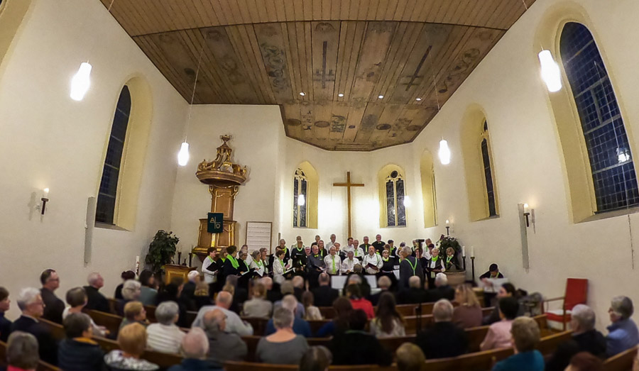 VokalGenial, der gemischte Chor des MGV Windesheim, mit seinem musikalischen Leiter Günter Stauer am Abend des 21.10.2023 in der evangelischen Kirche in Windesheim