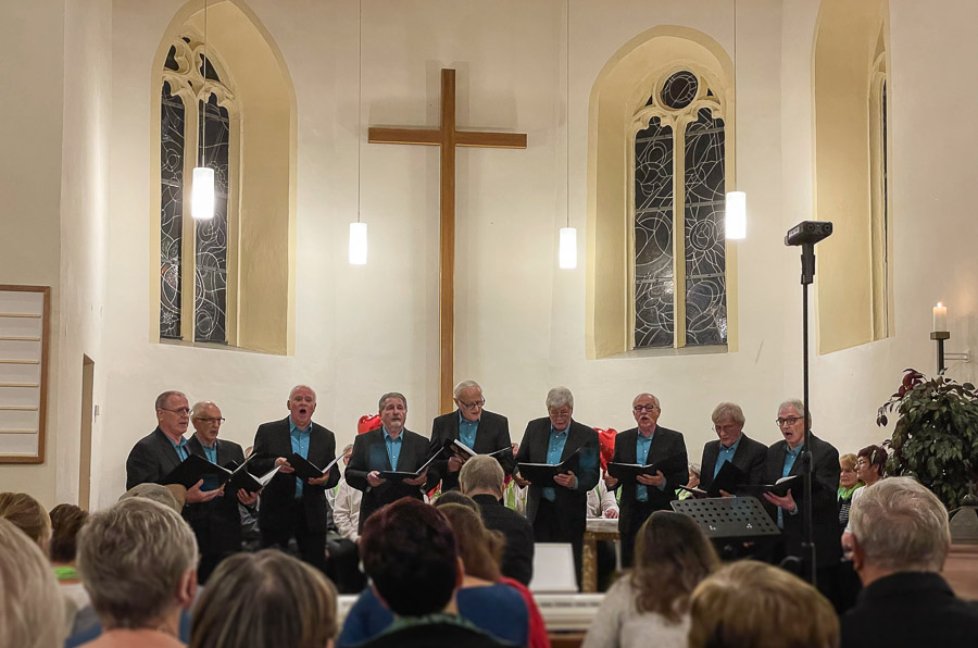 Das Vokalensemble Intermezzo aus Mainz unter der musikalischen Leitung von Musikdirektor Franz-Jürgen Dieter am Abend des 21.10.2023 in der evangelischen Kirche in Windesheim