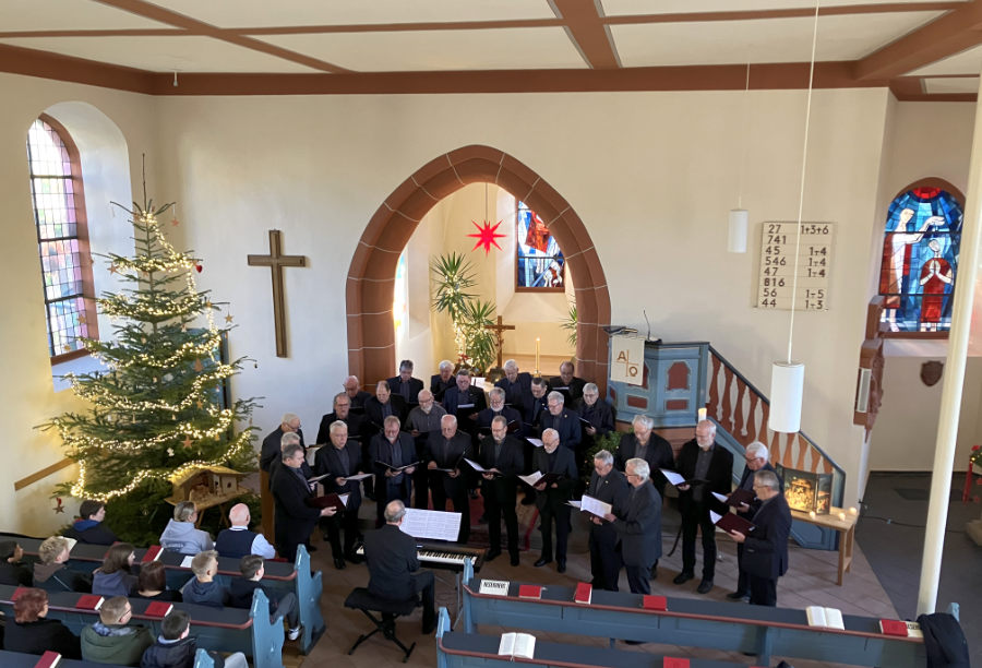 Die Männerchorgemeinschaft Windesheim/Waldlaubersheim mit ihrem Chorleiter Gerhard Wöllstein am 26.12.2024 in der ev. Kirche in Guldental.